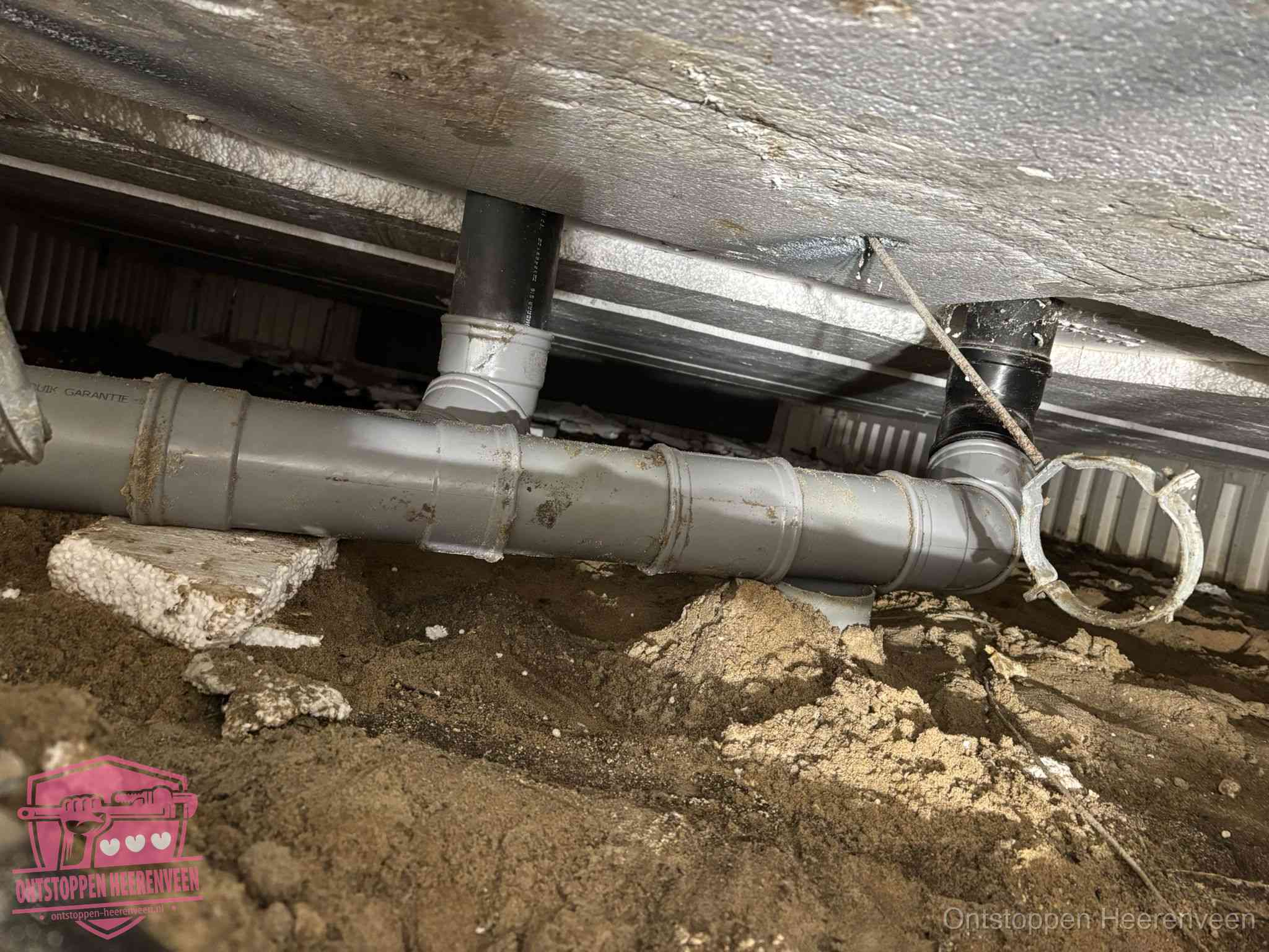 PVC-buizen in de kruipruimte van een gemengd of gescheiden rioolstelsel in Heerenveen