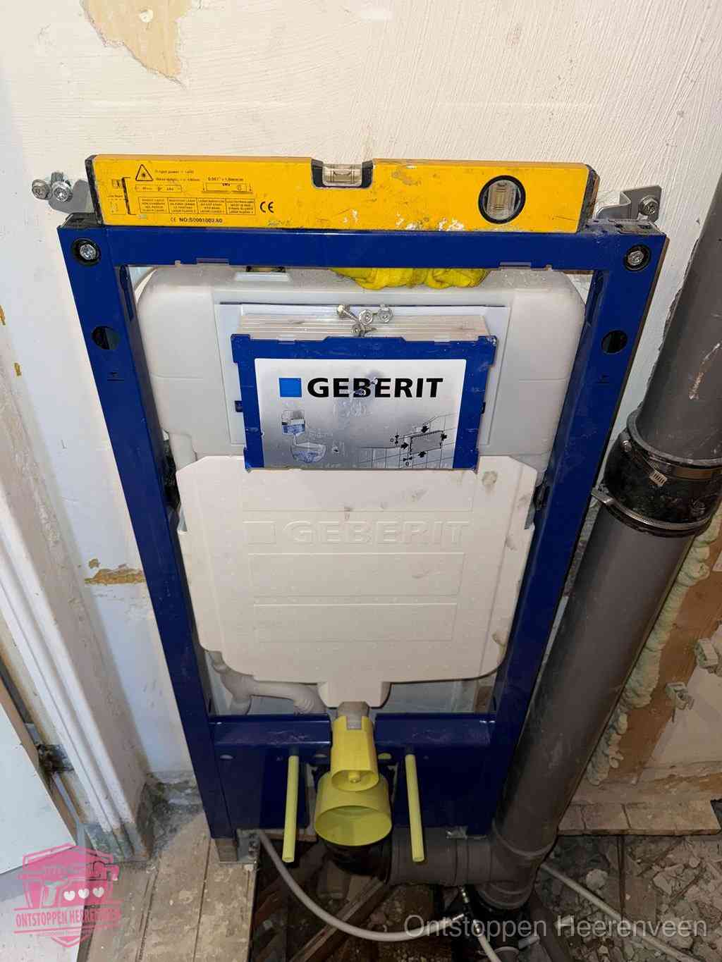 Een Geberit inbouwreservoir met frame voor een hangtoilet tegen de wand, met de afvoerbocht naar de vloer, kenmerkend voor een verstopt hangtoilet in Heerenveen