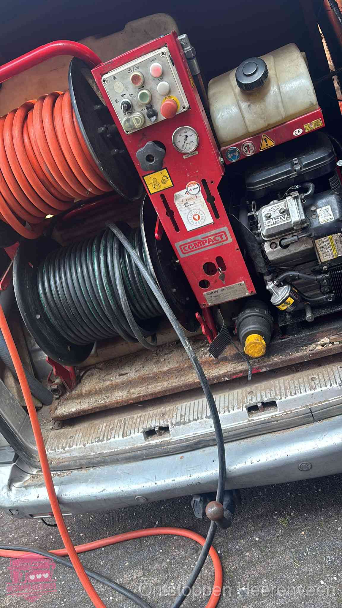 Hogedrukreiniger met slanghaspels in de bus voor het ontstoppen van het riool in Heerenveen