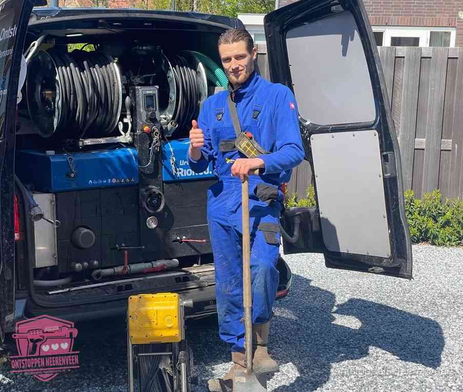 Monteur met duim omhoog bij de rioolreinigingsbus, duidelijke kosten voor riool ontstoppen in Heerenveen