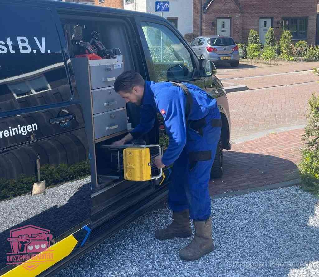 Een monteur pakt apparatuur uit de bedrijfsbus voor service aan huis, het moment om een professional in te schakelen in Heerenveen