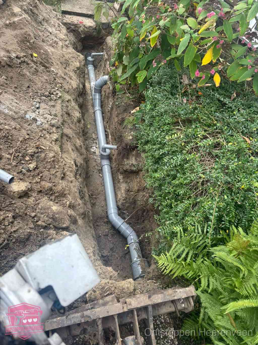 Open sleuf met nieuwe PVC-buizen, riool repareren en vervangen in Heerenveen