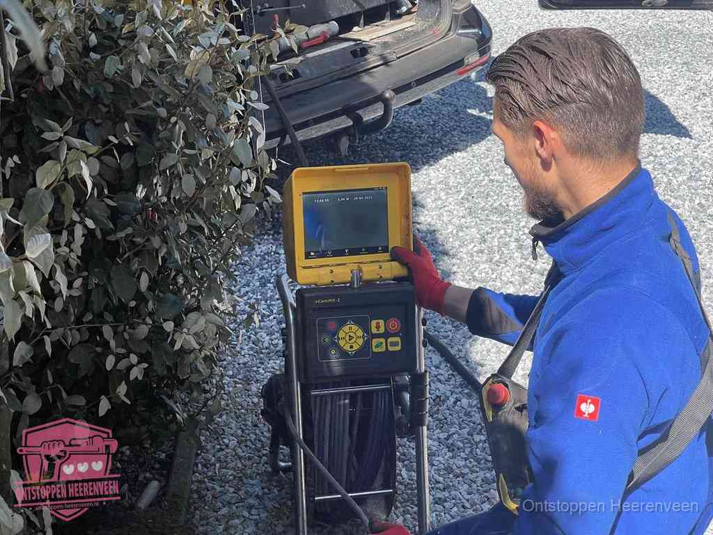 Monteur bedient een rioolinspectiecamera met monitor voor rioolinspectie in Heerenveen