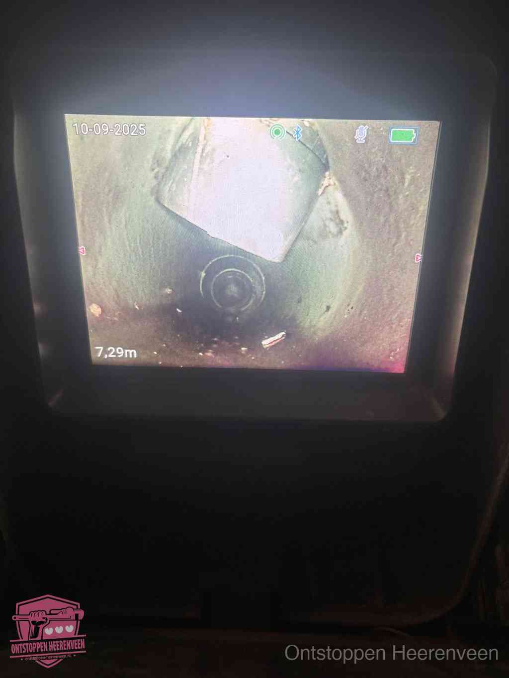 Camerabeeld van een verzakte rioolbuis diep onder de grond, een rioolverzakking in Heerenveen