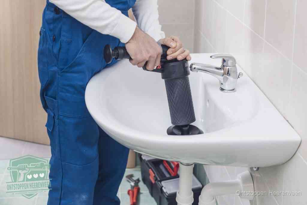 Een te ruwe doe-het-zelf poging met een hand-pomp op de afvoer van een badkamer-wastafel, een van de veelgemaakte fouten bij afvoer ontstoppen in Heerenveen