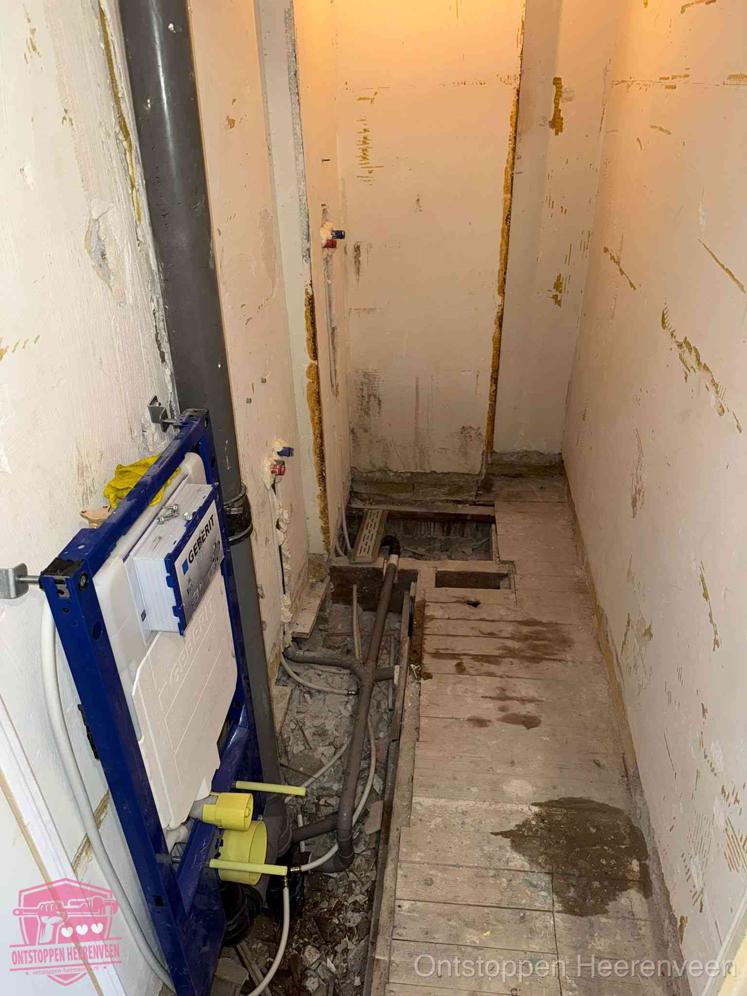 Een opgebroken toiletruimte tijdens renovatie met een Geberit inbouwreservoir en blootliggende oude afvoerleidingen, typisch voor oudere woningen in Heerenveen